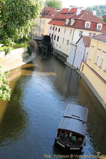 Promenade sur le canal de la Vltava avec le Puskvorec - Praga, Repubblica Ceca