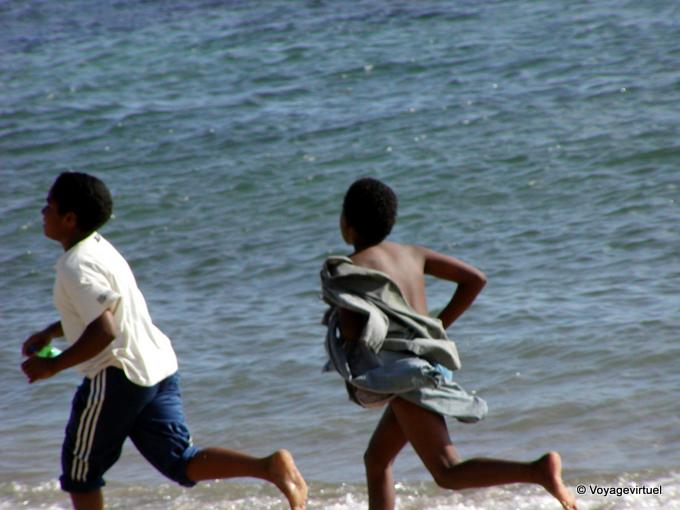 Bambini correre sulla spiaggia, Saint-Leu - Riunione