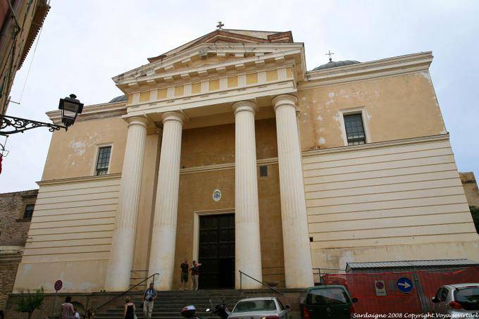 Alghero, la Cattedrale di Santa Maria, la facciata neoclassica - Sardegna