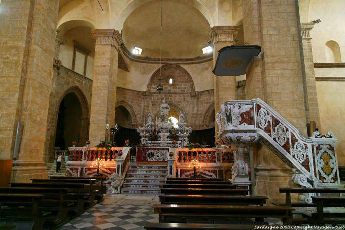 Cattedrale di Alghero Santa Maria, il pulpito e l'altare, nel presbiterio - Sardegna
