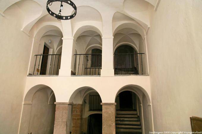 Alghero, l'architettura, archi e scalinate complessi - Sardegna