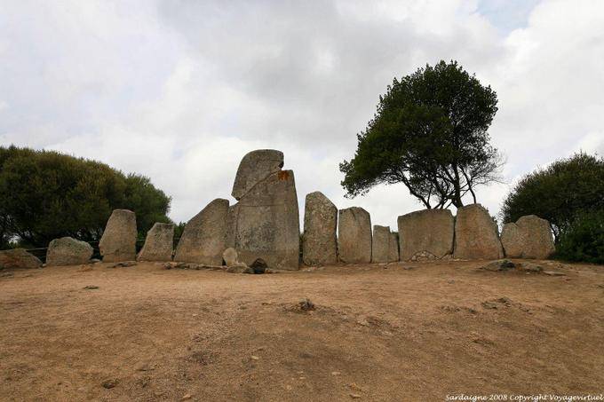 Vista dei dolmen Tomba dei Giganti del sito Lolghi di Li, Arzachena - Sardegna