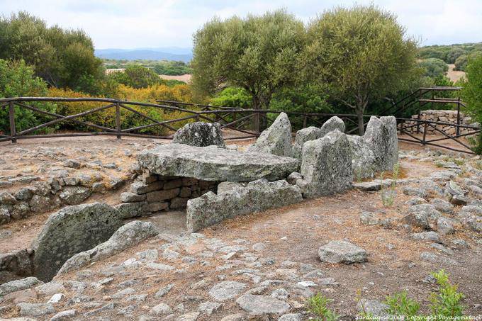 Rovine antiche distrutta dai Cartaginesi, tomba dei giganti Li Lolghi, Arzachena - Sardegna