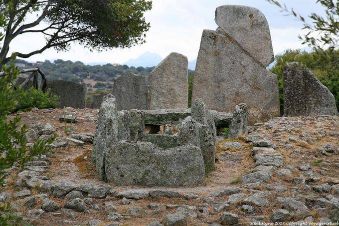 Resti della tomba del grande sardo gigante 1900 aC, Arzachena Li Lolghi - Sardegna