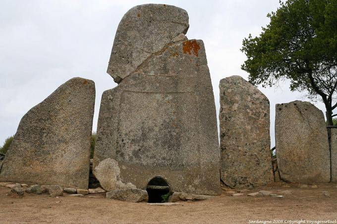 Una delle tombe dei giganti, Arzachena Li Lolghi - Sardegna