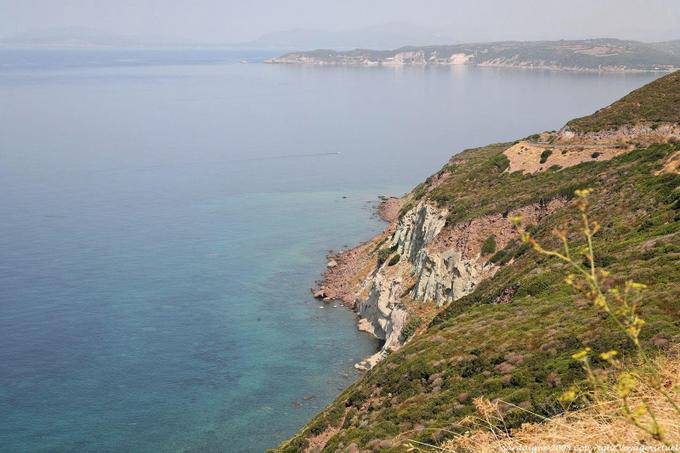 Le scogliere sulla costa tra Alghero e Bosa - Sardegna