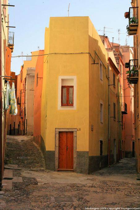 Bosa, casa stretta in angolo di strada - Sardegna