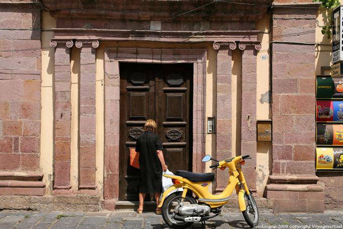 Bosa, Corso Vittorio Emanuele II, i colonnati di 65 - Sardegna