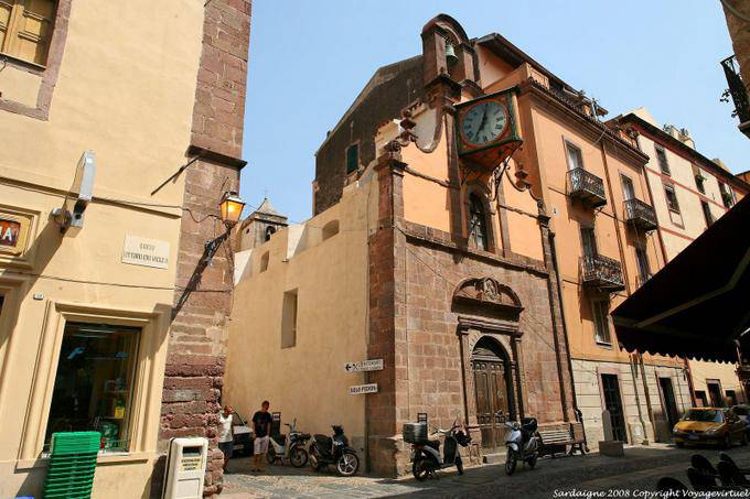 Bosa, Corso Vittorio Emanuele II, passo orologio sulla facciata di una chiesa - Sardegna
