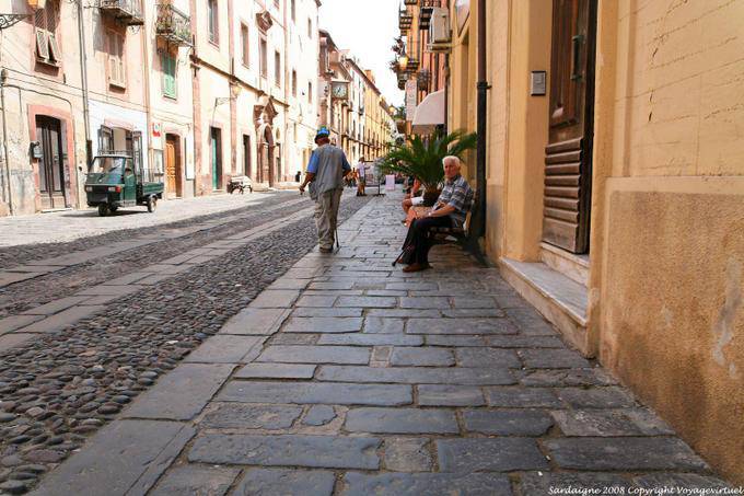 Bosa, Corso Vittorio Emanuele II, gli anziani e gli ciottoli - Sardegna