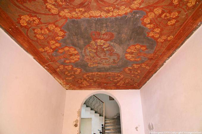 Bosa, Corso Vittorio Emanuele II, soffitto dipinto mazzi di rose - Sardegna