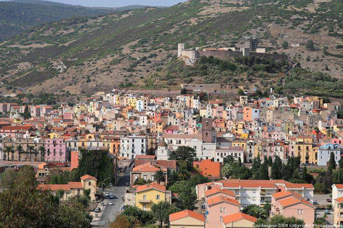Bosa, vista sulla città e il castello dalla strada Macomer - Sardegna