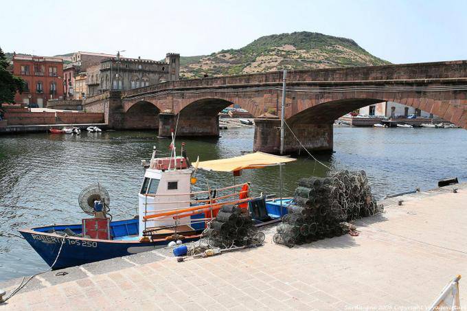 Bosa, Ponte Vecchio, da Via San Gustia, al di fuori della città - Sardegna