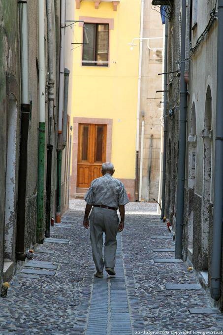 Bosa vecchio Sarde in un vicolo - Sardegna