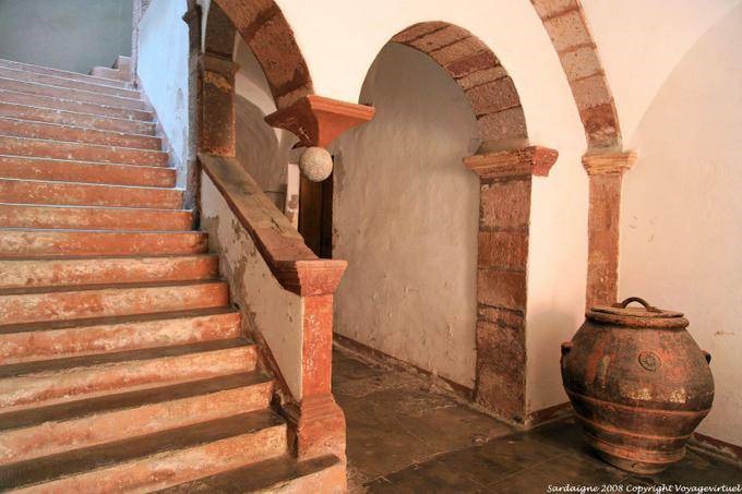 Bosa, Via Carmine anfore in una sala - Sardegna