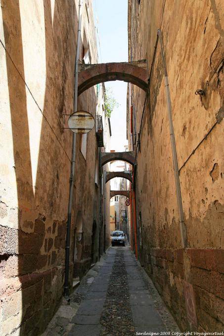 Bosa, Via Carmine, archi di sostegno nel vicolo - Sardegna