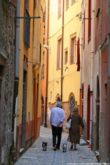 Bosa, via Santa Croce, la coppia con due cani - Sardegna