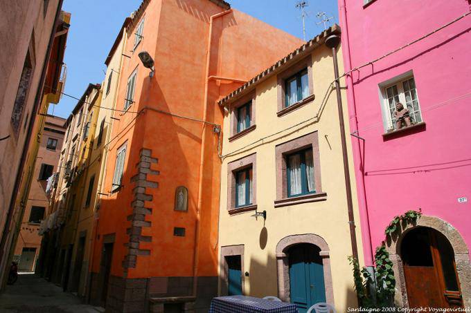 Bosa, Vicolo della Scuda, colori allegri facciate - Sardegna