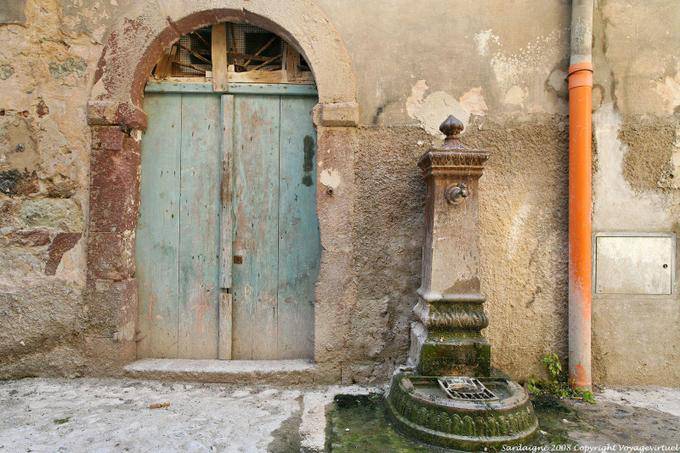 Bosa, Vicolo della Scuda Fountain Street - Sardegna