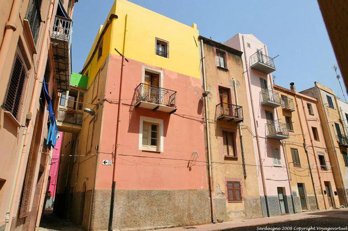 Bosa, Vicolo della Scuda, un passaggio tra le tipiche case - Sardegna