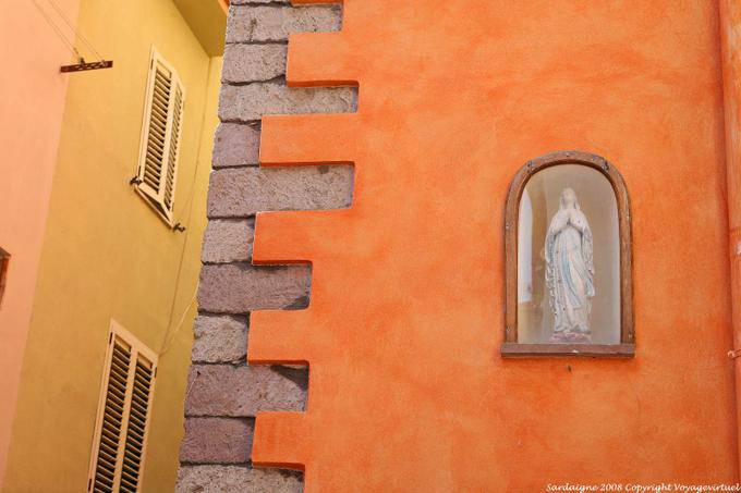 Bosa, Vicolo della Scuda, Virgin incorporato in un muro - Sardegna