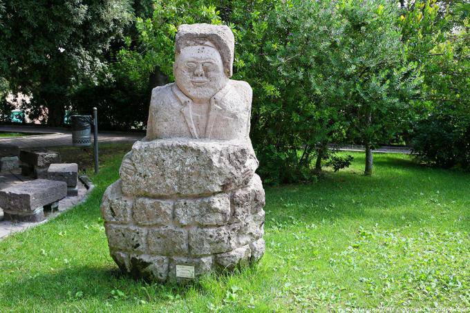 Chiaramonti, il giardino pubblico statua Paoloine Vendita - Sardegna