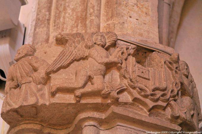 Cossoine Chiesa di Santa Chiara, angelo sul pilastro - Sardegna