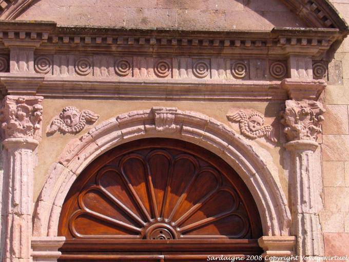 Chiesa di Gavoi San Gavino, dettaglio rosa - Sardegna