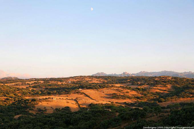 Luras, il paese con la luna e la luce della sera - Sardegna