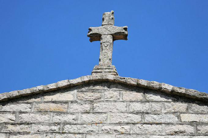 Luras, croce di granito sulla chiesa del Rosario - Sardegna