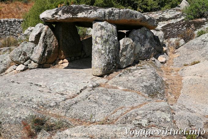 Luras, un'altra vista del dolmen Ciuledda - Sardegna