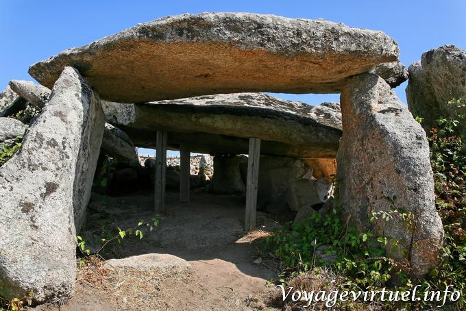 Luras, l'interno dei dolmen supportato Ladas - Sardegna