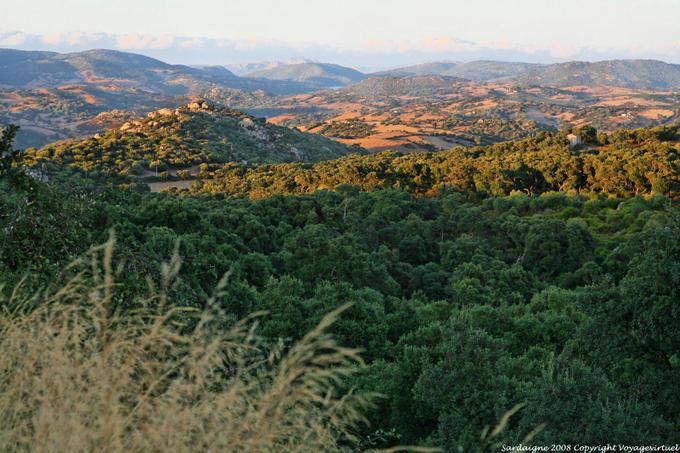 Paesaggio Luras con il Lago Liscia off - Sardegna