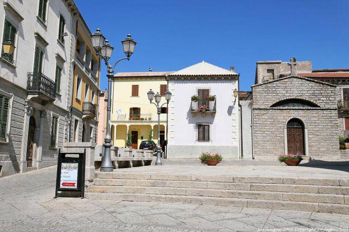 Luras, la piazza antistante la Chiesa del Purgatorio - Sardegna
