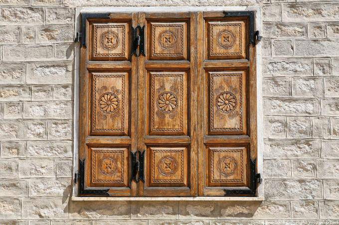 Luras, persiane in legno intagliato - Sardegna