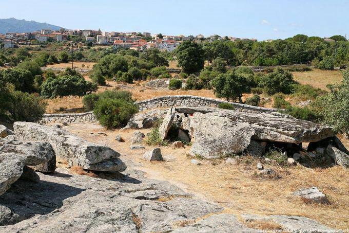 Luras, vista da dolmen Ladas - Sardegna