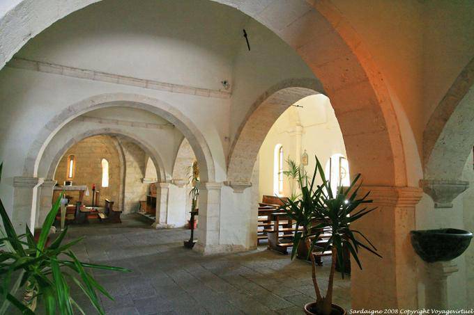 Monteleone Rocca Doria, Chiesa di San Stefano, portici, un'altra vista interno - Sardegna