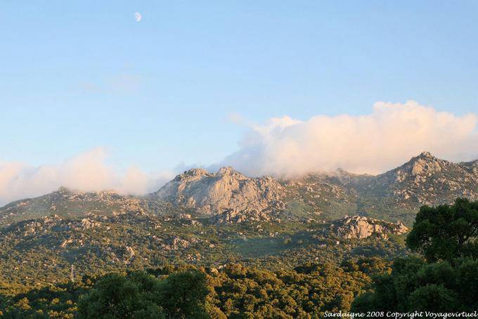Monti, la luna e le nuvole - Sardegna
