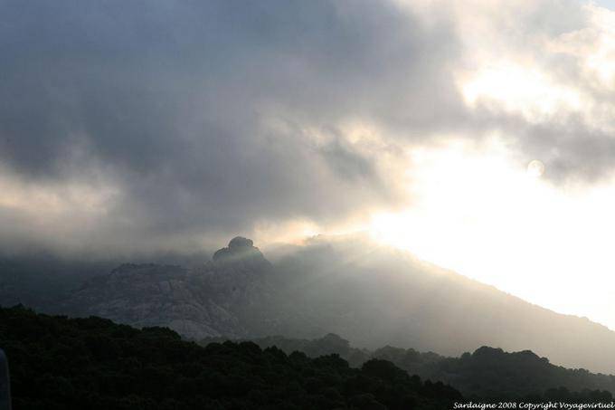 Monti, la luce del sole - Sardegna