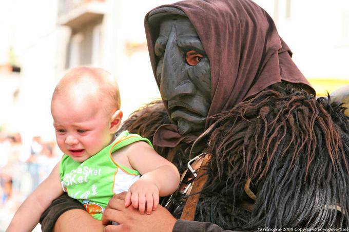 Nuoro, Festa del Redentore, Mamuthones di Mamoiada, paura del bambino - Sardegna