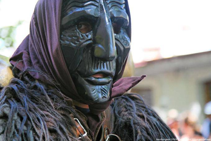 Nuoro, Festa del Redentore, Mamuthones di Mamoiada, sguardo obliquo - Sardegna
