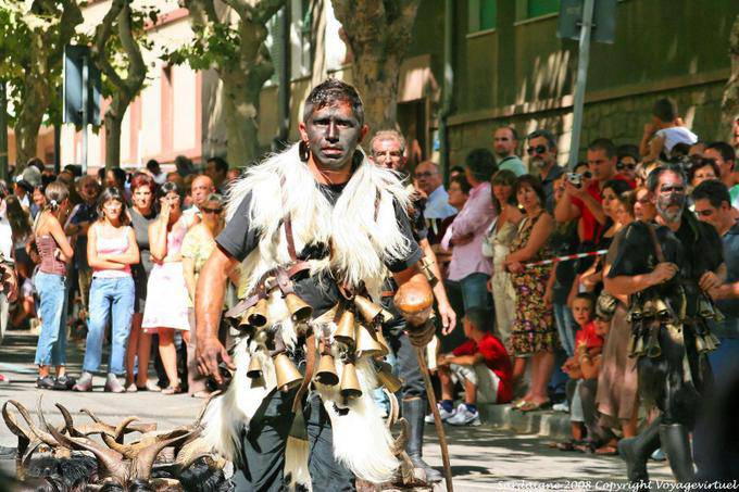 Nuoro, Festa del Redentore, Mamutzones Antigos Samugheo fronte caldo - Sardegna