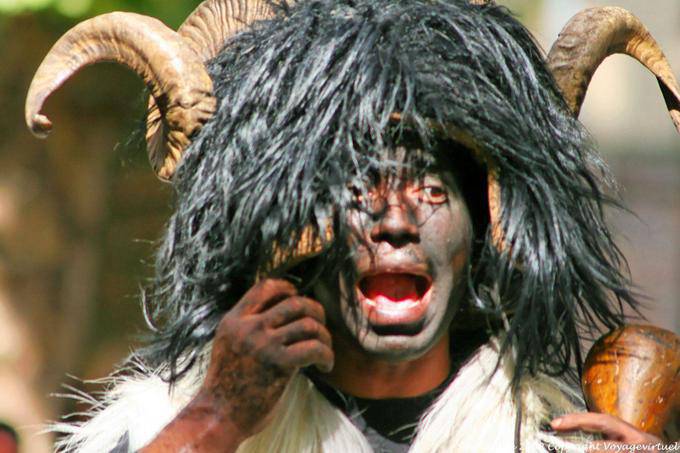 Nuoro, Festa del Redentore, Mamutzones Antigos Samugheo grido della bestia - Sardegna