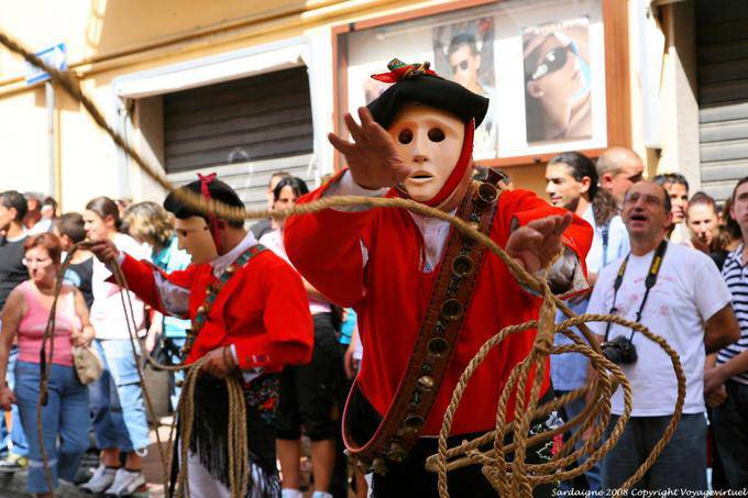 Nuoro, Festa del Redentore, Maschere di Mamoiada, jet lazo - Sardegna