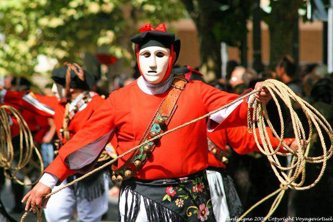 Nuoro, Festa del Redentore, Maschere Mamoiada preparazione lazo - Sardegna