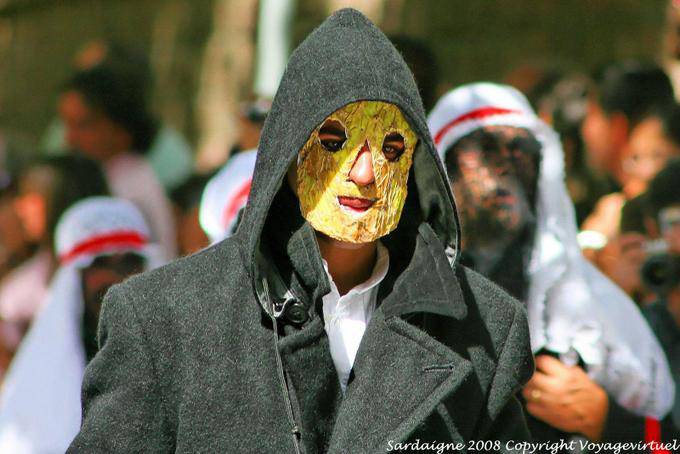 Nuoro, Festa del Redentore, la maschera di cartone - Sardegna