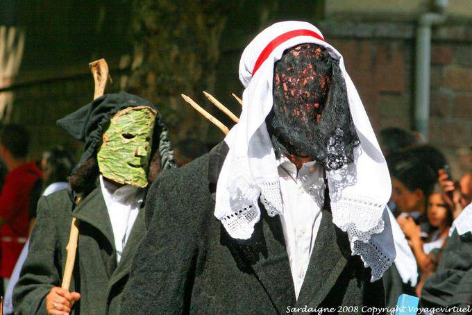 Nuoro, Festa del Redentore, maschere di cartone e veli - Sardegna