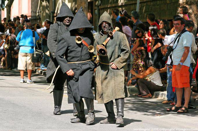 Nuoro, Festa del Redentore, minori Barbagia, trebbiatura pavimentazione - Sardegna