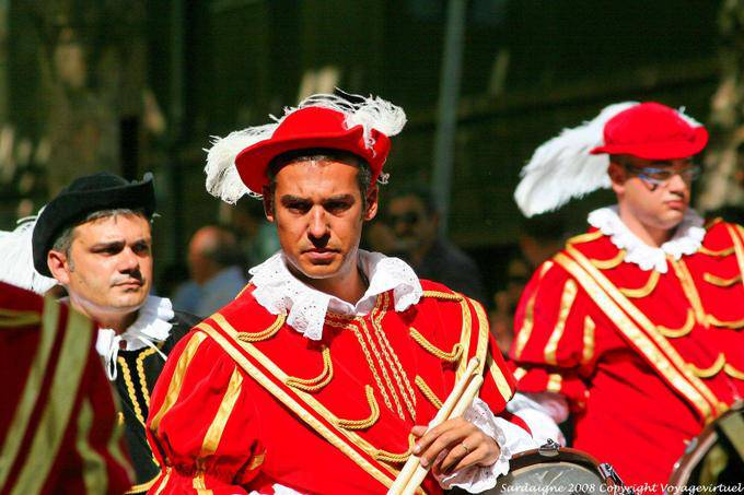 Nuoro, Festa del Redentore, musicista vestito rosso - Sardegna