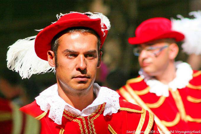 Nuoro, Festa del Redentore, musicista vestito rosso gli occhi verdi - Sardegna